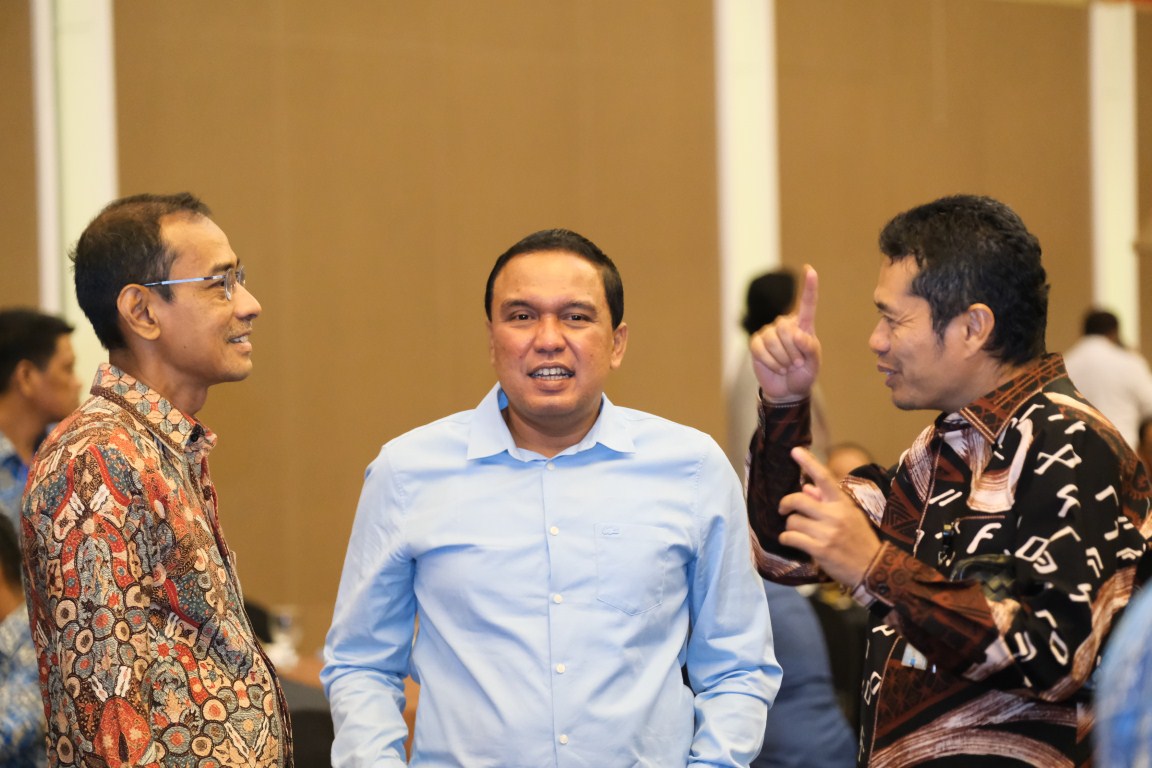BINCANG -- CHCO PT Vale, Adriansyah Chaniago (kiri) dan Head of External Relation PT Vale, Endra Kusuma (tengah) sedang berbincang dengan salah seorang narasumber.
