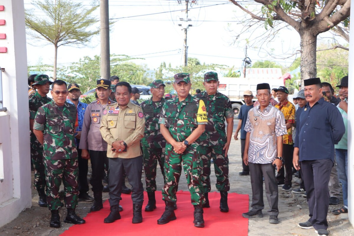 DAMPINGI -- Pj Bupati Jeneponto, Junaedi Bakri (dua dari kiri) saat mendampingi Brigjen Hery Dwi Subagyo selaku ketua Tim Wasev TMMD ke-122 dan Dandim 1425 Jeneponto, Letkol Inf Muhammad Amin.
