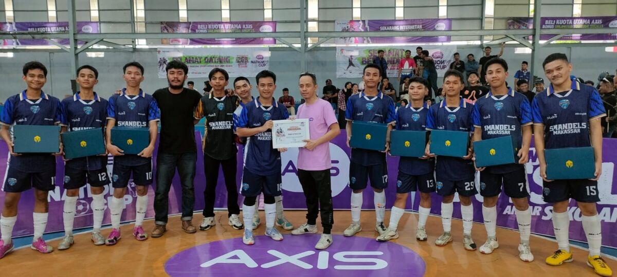 HADIAH -- Caretaker Sulawesi Area XL Axiata, Mozes H Baottong menyerahkan hadiah kepada tim futsal SMA Negeri 18 Makassar yang tampil sebagai juara pertama AXIS Nation Cup 2024 Regional Sulawesi.
