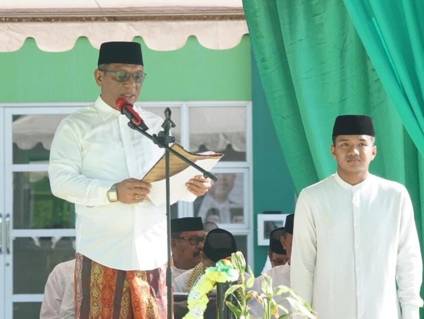 IST
HSN -- Sekkab Gowa, Andy Azis Peter saat menjadi inspektur upacara peringatan HSN di Ponpes Al Fityan Barombong. 
