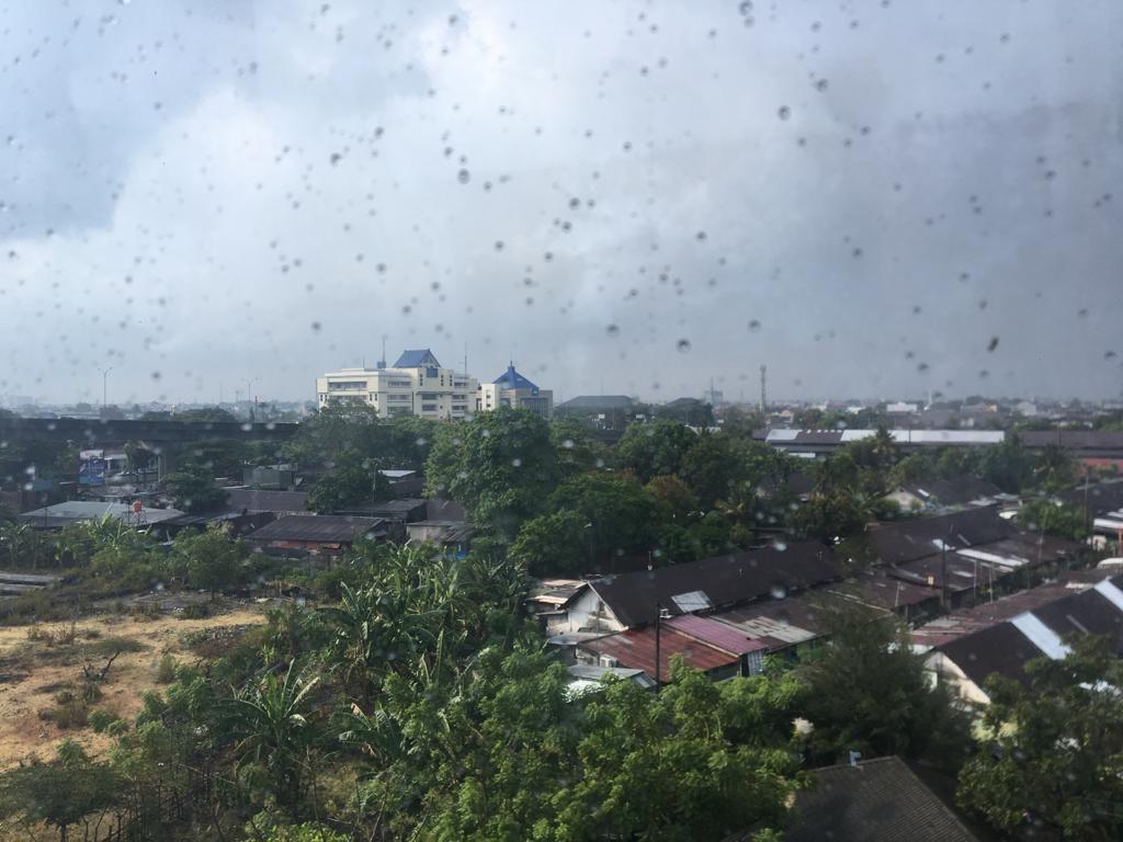 ist
HUJAN--Awal musim hujan di Sulsel akan bervariasi pada setiap wilayah. Biasanya lebih dulu terjadi di wilayah sebelah utara.Sementara di kota Makassar musim hujan terjadi di pertengahan November.Tampak hujan di kota Makassar.
