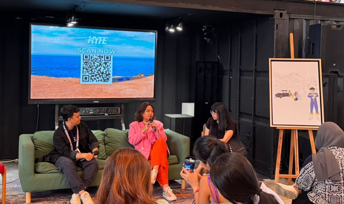 HYFE -- Group Head Premium Segment XL Axiata, Randu Zulmi (tengah) sedang menjelaskan mengenai beragam keunggulan yang dapat dinikmati para pelanggan XL Prioritas dengan menggunakan paket layanan internet terbaru HYFE.
