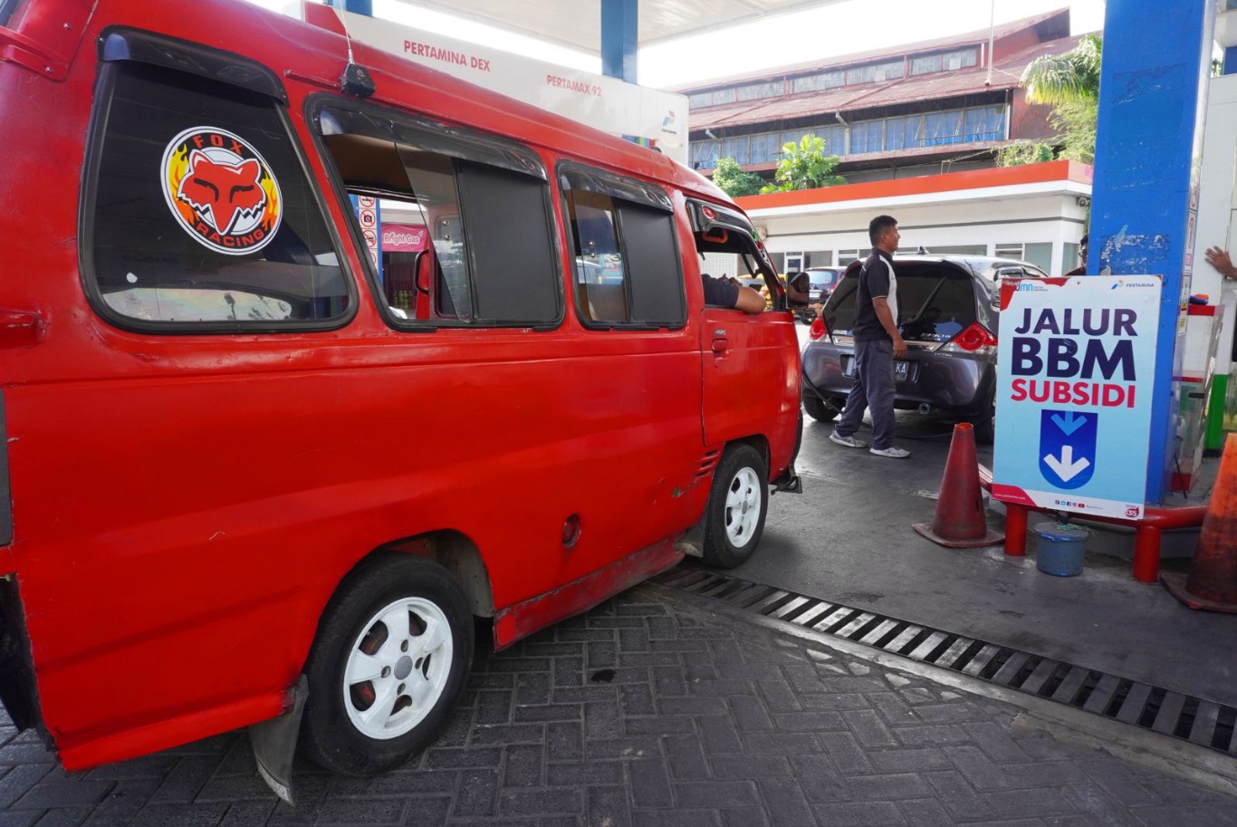 PENGISIAN -- Salah satu mobil yang akan melakukan pengisian BBM di SPBU.