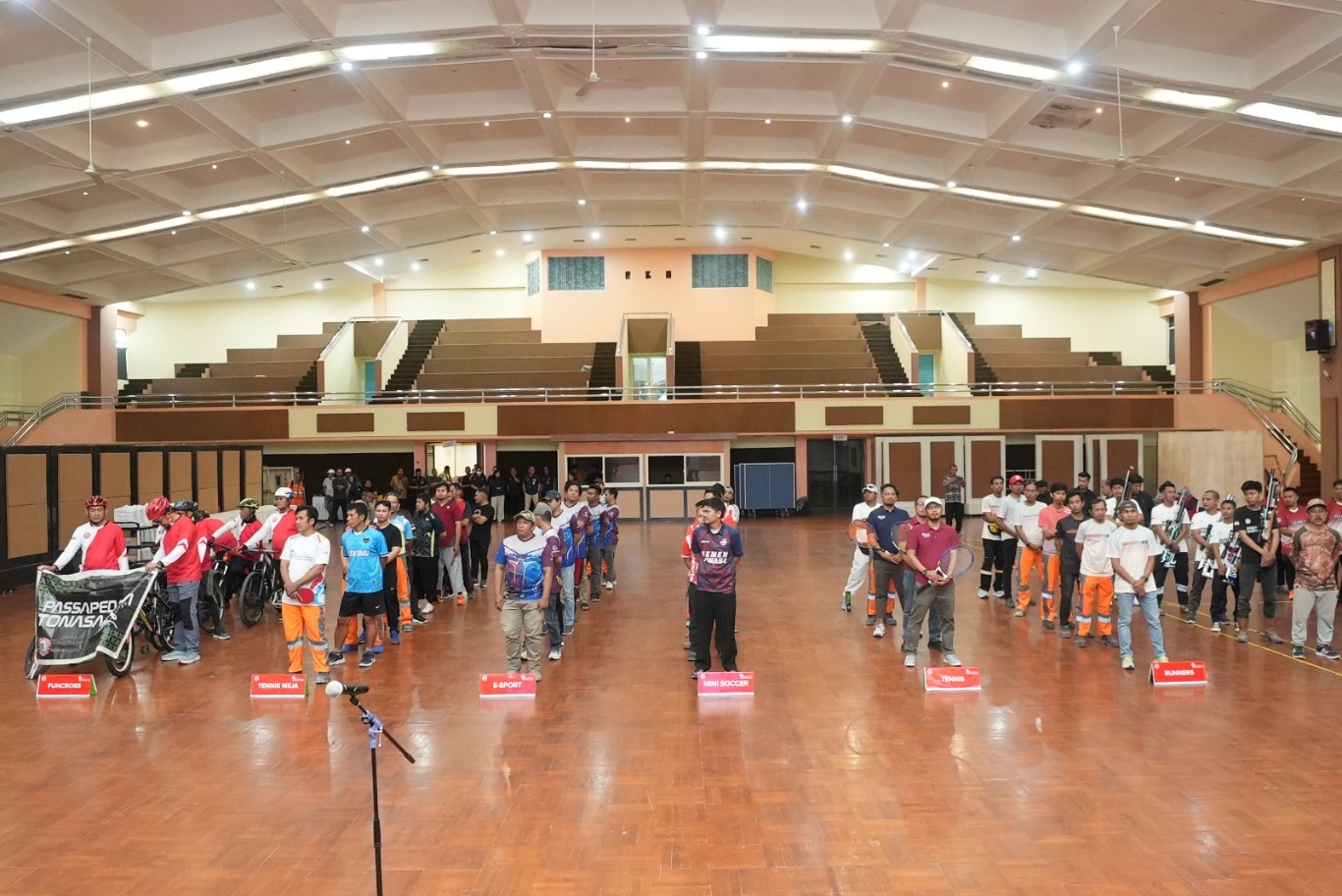 PEMBUKAAN -- Suasana pembukaan kegiatan olahraga dan sosial dalam rangka HUT ke-56 PT Semen Tonasa yang dihadiri langsung  Direktur Utama PT Semen Tonasa, Asruddin, di ruang Auditorium Kantor Pusat PT Semen Tonasa, Selasa (2/10).