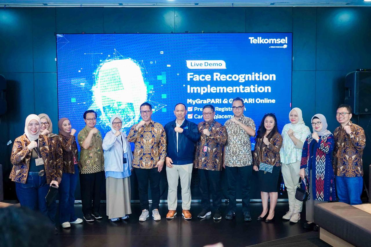 TEKNOLOGI BIOMETRIK -- Direktur Jenderal Penyelenggaraan Pos dan Informatika Kementerian Komunikasi Dan Informatika RI, Wayan Toni Supriyanto didampingi Direktur Sales Telkomsel, Adiwinahyu B. Sigit, hadir pada acara uji coba teknologi biometrik untuk proses registrasi kartu.