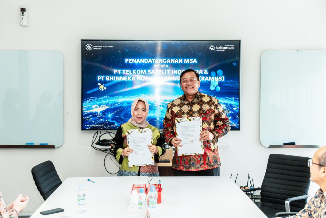 PENANDATANGANAN -- Direktur PT Bhinneka Nusantara Mandiri, Nuraeni E. Sudirman dan Direktur Utama Telkomsat, Lukman Hakim Abd Rauf pada penandatanganan MSA antara Telkomsat dan PT Bhinneka Nusantara Mandiri yang berlangsung pada Jumat, (4/10).