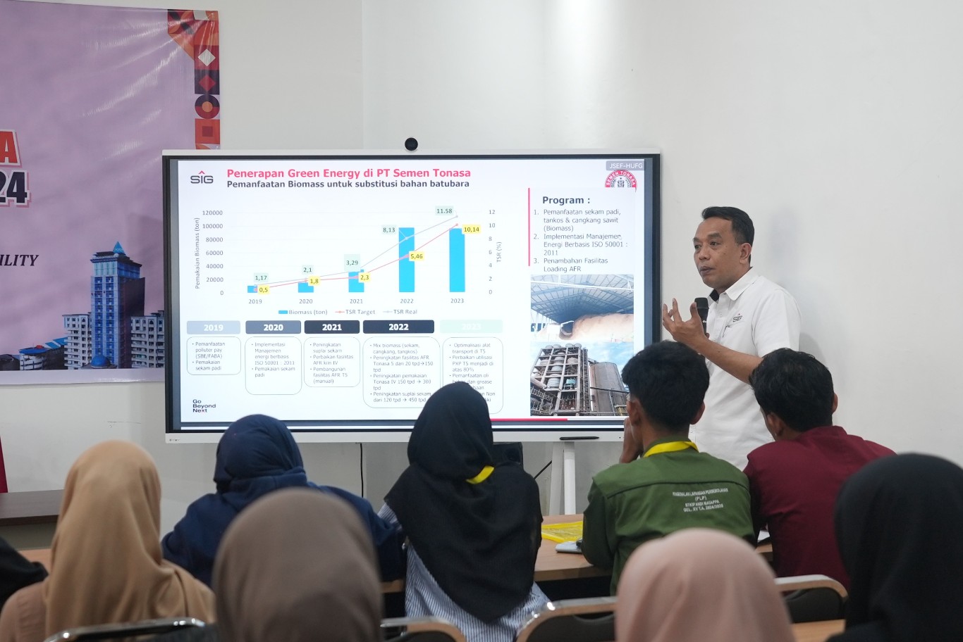 WORKSHOP -- Direktur Utama PT Semen Tonasa, Asruddin sedang memberikan materi pada acara workshop yang dihadiri puluhan mahasiswa STKIP Andi Mattappa Pangkep.