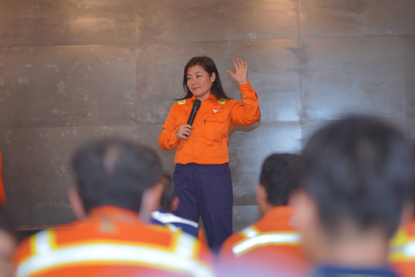MOTIVASI -- CEO PT Vale, Febriany Eddy sedang memberikan motivasi kepada para karyawannya.