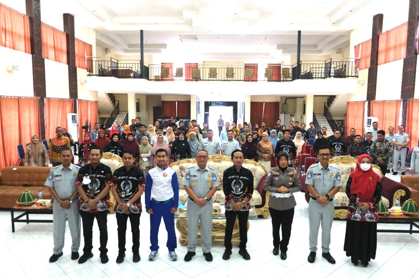 SOSIALISASI DAN PELATIHAN -- Kepala PT Jasa Raharja Cabang Sulawesi Selatan, M Iqbal Hasanuddin (tengah) bersama para narasumber, tamu undangan serta peserta sosialisasi dan pelatihan keselamatan lalulintas.