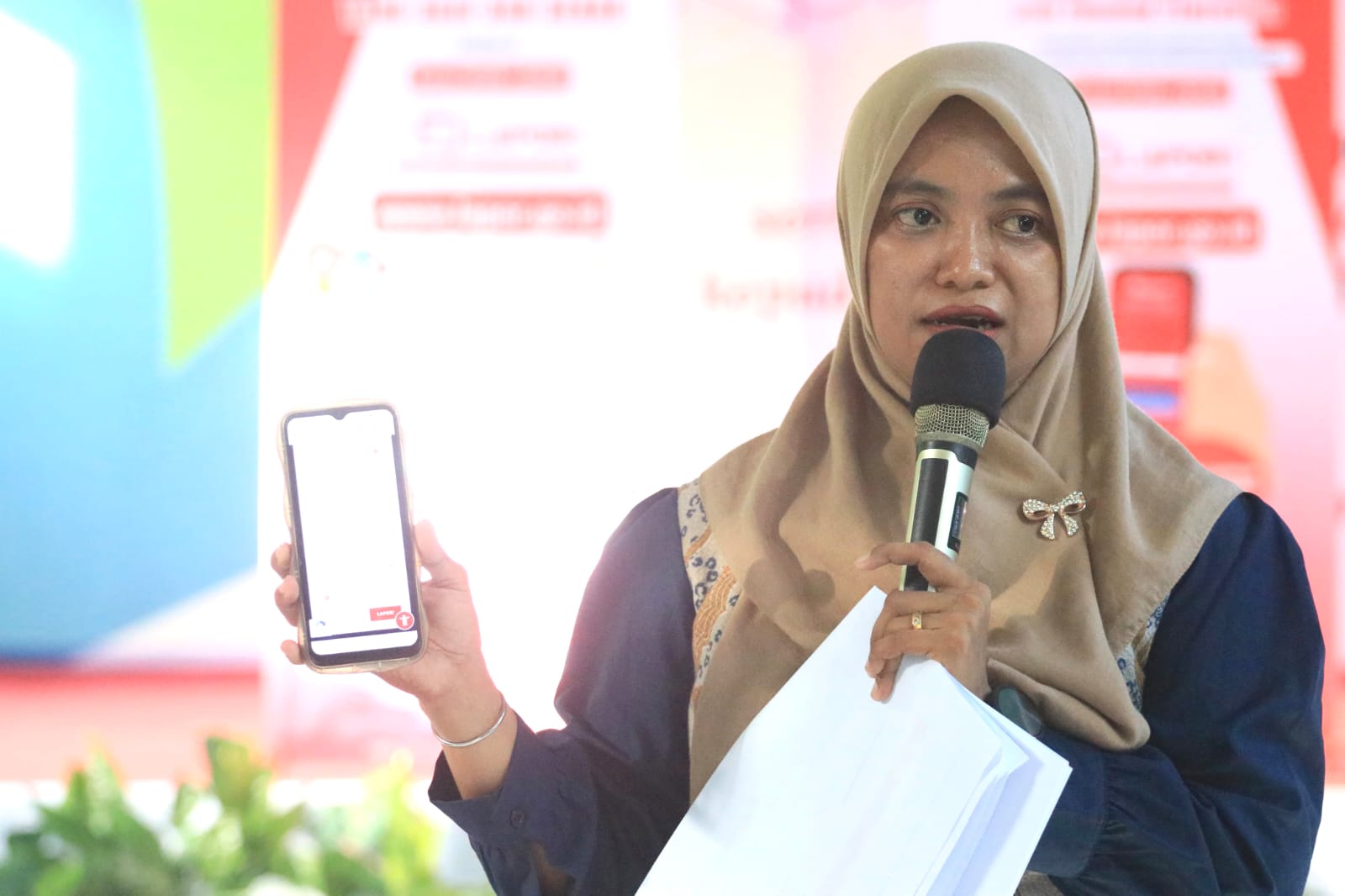 Humas Diskominfo bersama USAID ERAT Kenalkan Aplikasi SP4N LAPOR! pada Warga Desa Bontosunggu Selayar