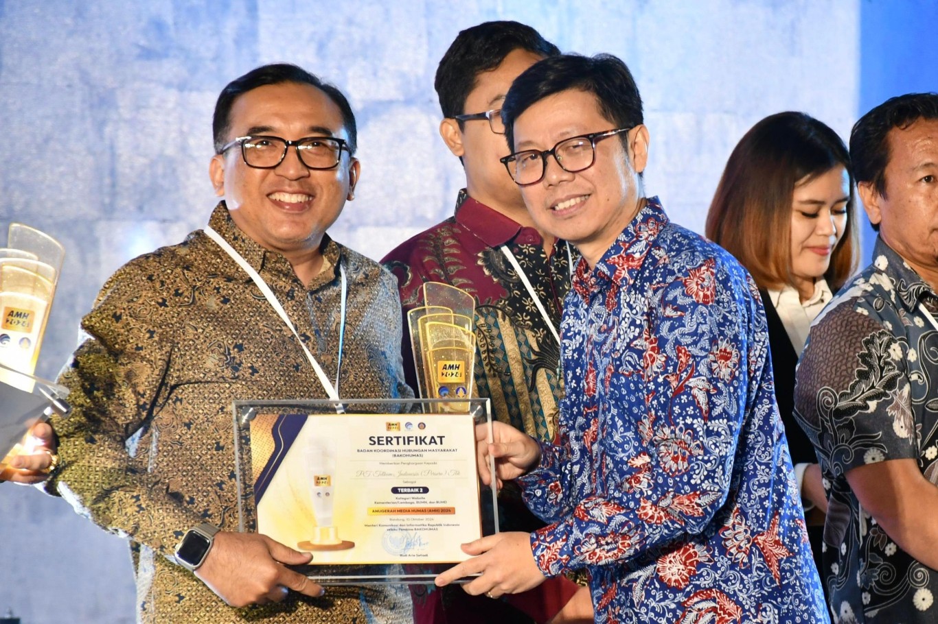 PENGHARGAAN --VP Corporate Communication Telkom, Andri Herawan Sasoko (kiri) menerima penghargaan pada ajang Anugerah Media Humas 2024 yang diselenggarakan Kementerian Komunikasi dan Informatika RI, pada Kamis (10/10).