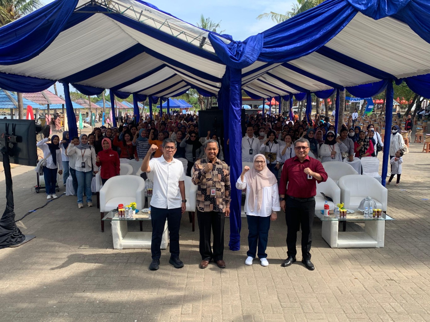 LITERASI KEUANGAN -- Direktur OJK Provinsi Sulawesi Selatan dan Sulawesi Barat, Budi Susetiyo (dua dari kiri) didampingi Pemimpin Cabang PNM Makassar, Maimun Bakri (dua dari kanan), dan Chief Representative Water.org, Aldy Suryaningrat, foto bersama para pelaku UMKM perempuan yang juga merupakan nasabah PNM Makassar di sela melakukan literasi keuangan di kawasan Pantai Akkarena Makassar.
