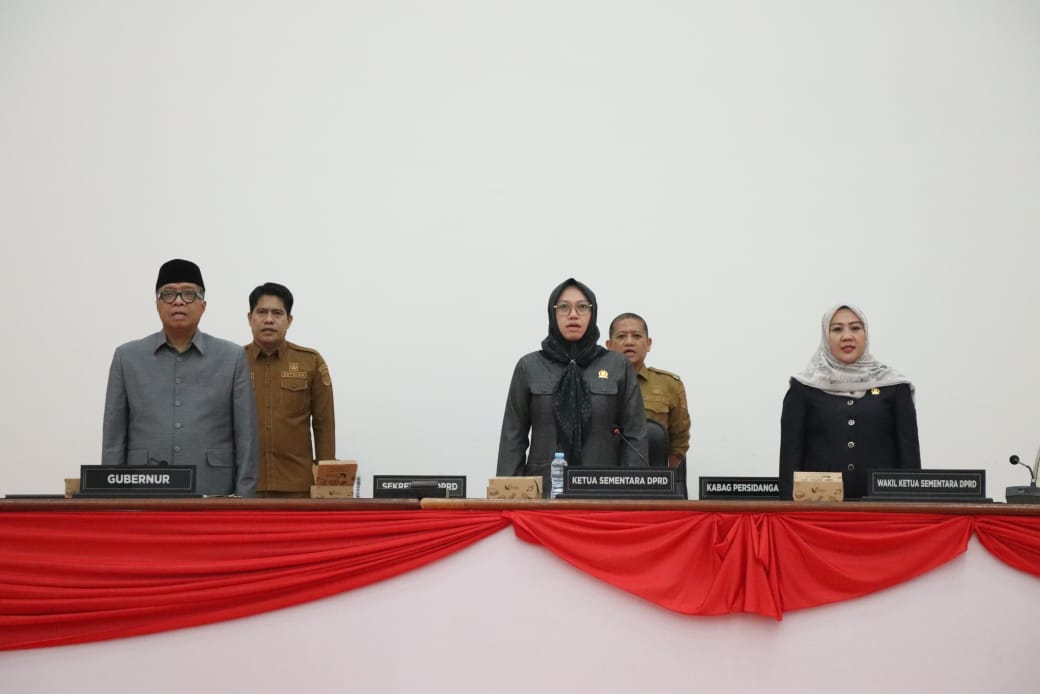 RAPAT PARIPURNA -- Ketua Sementara DPRD Sulawesi Barat, Amalia Fitri didampingi Wakil Ketua Sementara, Hj Sitti Suraidah Suhardi dan Sekretaris Provinsi mewakili Gubernur Sulawesi Barat, Muhammad Idris saat memimpin rapat paripurna dalam rangka Penyerahan Surat Keputusan Pimpinan DPRD terkait Penyempurnaan Rancangan Peraturan Daerah (Perda) Provinsi Sulawesi Barat tentang Perubahan APBD Tahun Anggaran 2024.