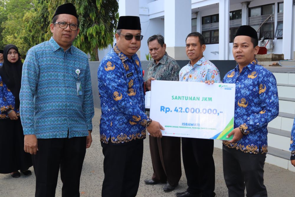 Hari Kesadaran Nasional, Sekda Selayar Serahkan Santunan BPJS Ketenagakerjaan ke Tiga Ahli Waris