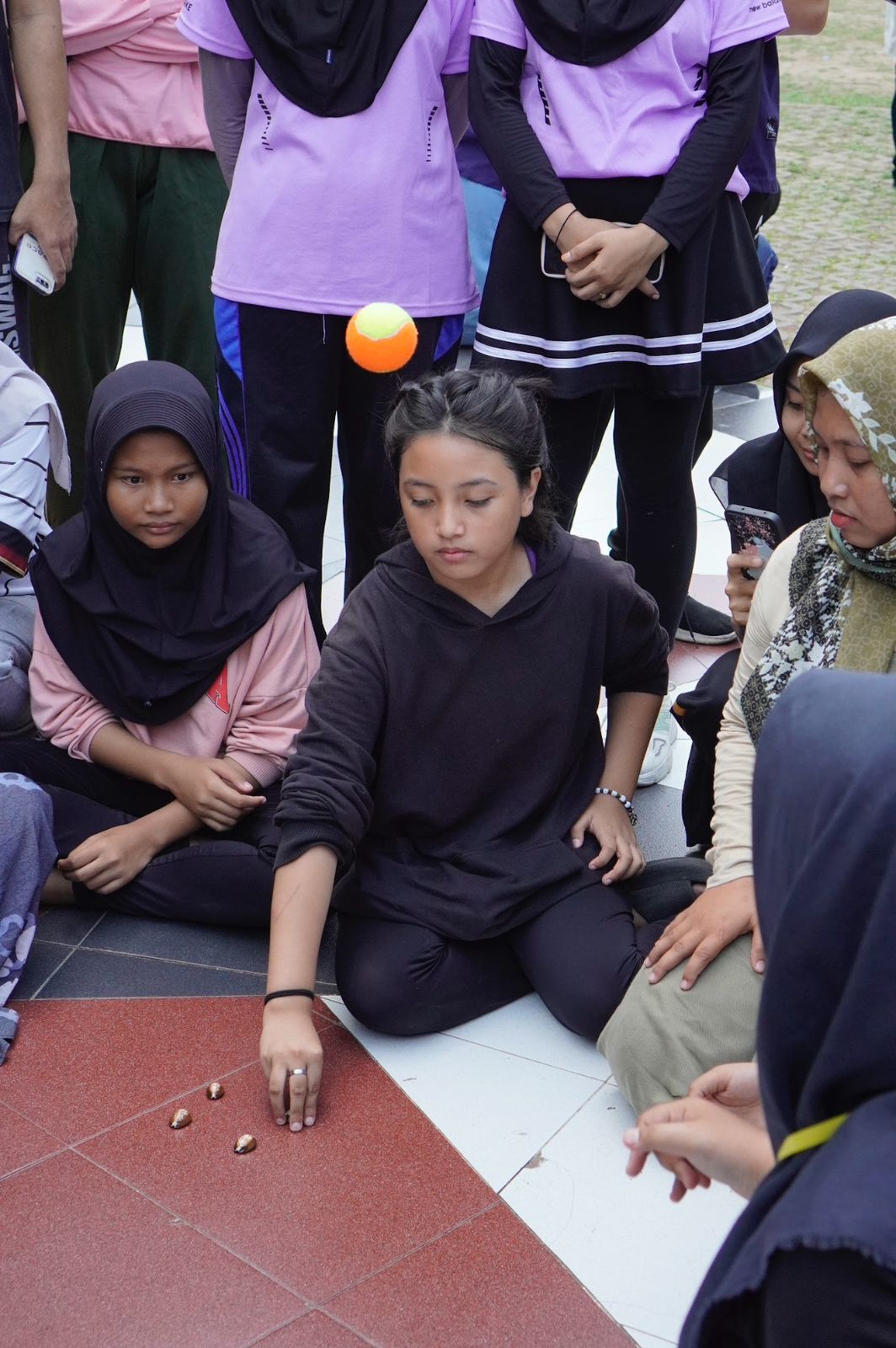 BEKLANG -- Permainan beklang yang paling digemari anak perempuan di zamannya. 