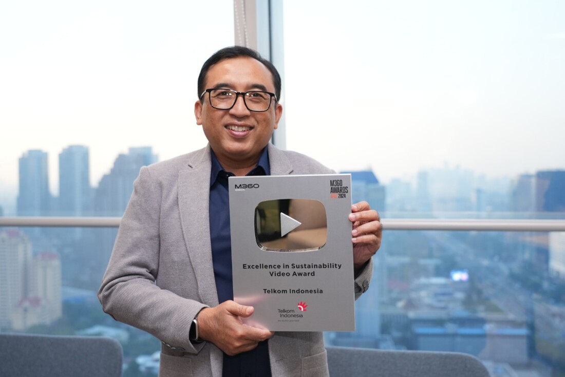 TROFI M360 -- VP Corporate Communication Telkom, Andri Herawan Sasoko, menunjukkan trofi M360 Digital Nations Awards 2024. Melalui video 'Water Management System: Constructing a Sustainable Tomorrow', 