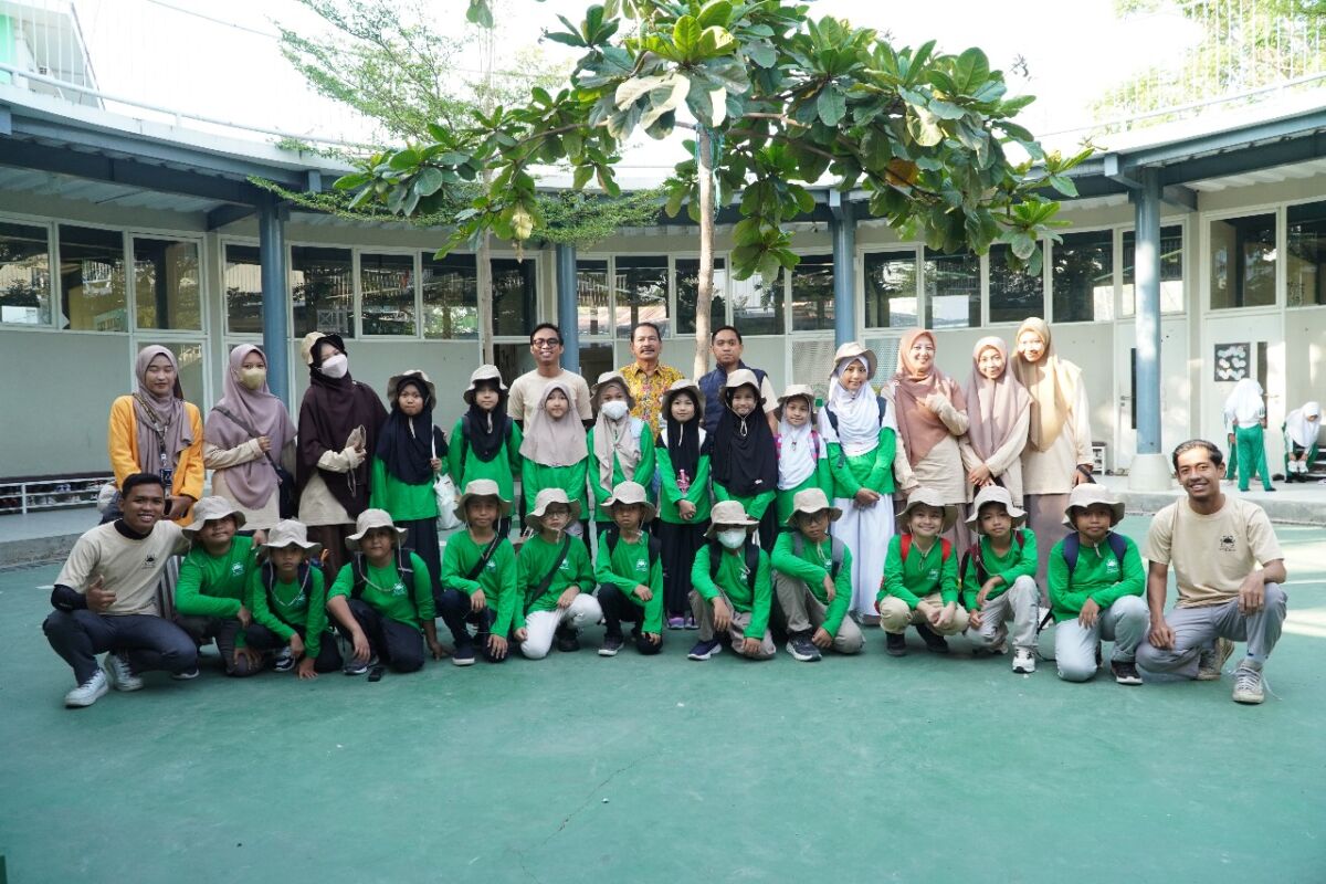 FOTO BERSAMA -- Para murid SD Islam Athirah Racing Centre kelas IV Abdullah bin Mas'ud foto bersama wali kelas, guru, dan karyawan di sela melakukan karyawisata ke Taman Arkeologi Leang-leang, Kabupaten Maros.