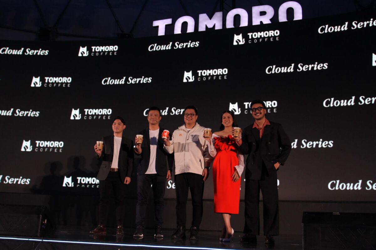 VARIAN TERBARU -- CEO Tomoro Coffee Indonesia, Super Wang (tengah) saat meluncurkan varian terbaru sekaligus memperkenalkan Maudy Ayunda sebagai TOMORO Empowering Officer, dan jingle brand terbarunya 'See You TOMORO'.