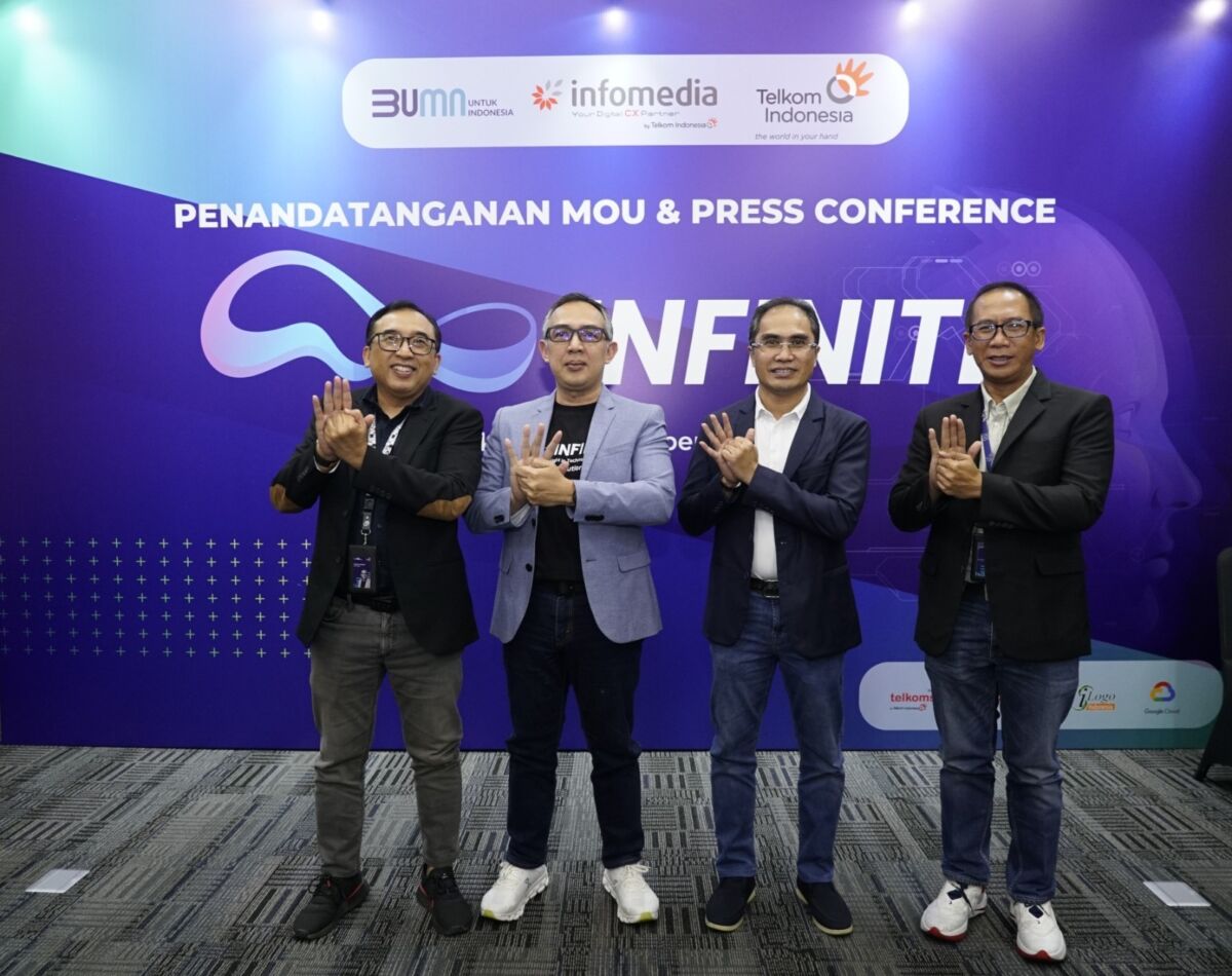 INFINITE -- Kiri ke kanan: VP Corporate Communication Telkom, Andri Herawan Sasoko, Direktur Utama Infomedia, Eddy Sofryano, Direktur Group Business Development Telkom, Honesti Basyir, dan EVP Digital Business and Technology Telkom, Komang Budi Aryasa pada press conference acara Infomedia Conference 'INFINITE - Infomedia Insight for Technology Excellence', di Auditorium Telkom Landmark Tower, Jakarta Selatan pada Rabu, (30/10).