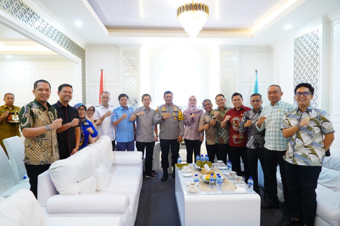 ist
KUNJUNGAN--Kapolda Sulsel, Irjen Pol Yudhiawan Wibisono melakukan kunjungan dan koordinasi bersama pimpinan dan anggota DPRD Sulsel, Senin (7/10).
