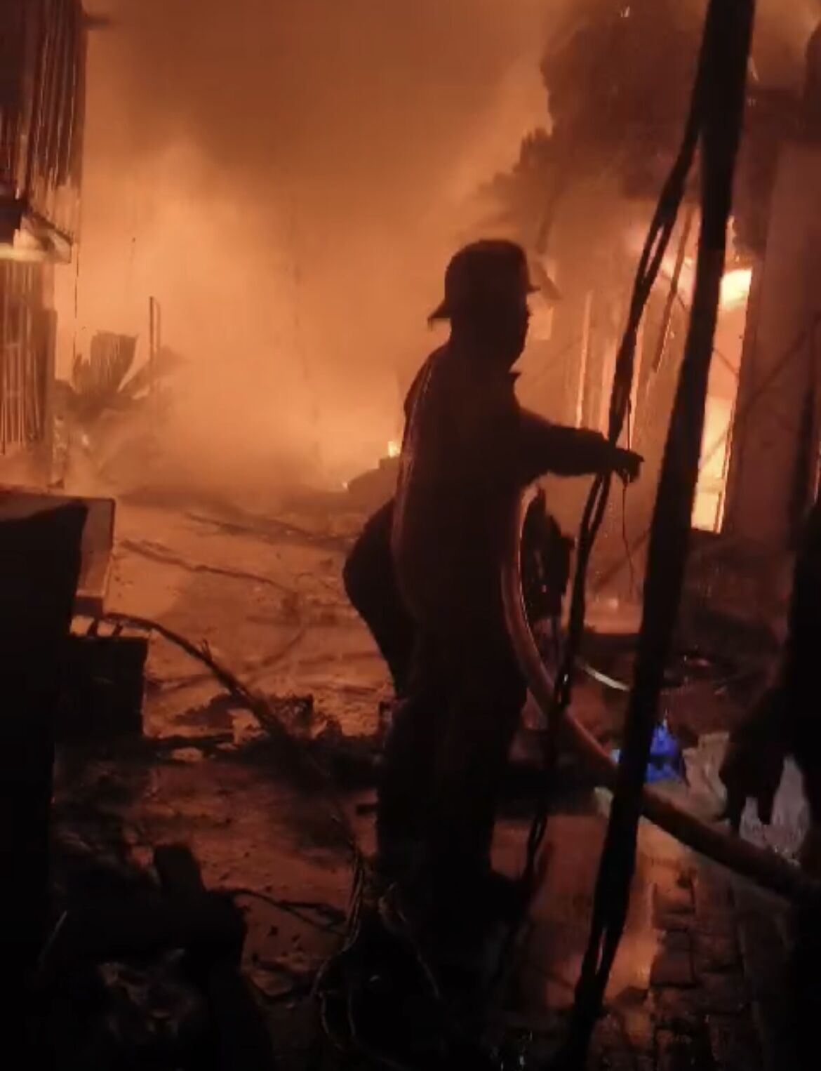 ist
KEBAKARAN--Sebanyak 33 rumah milik warga di Jalan Laiya RT 03 dan 04, RW 04, Kelurahan Gaddong, Kecamatan Bontoala ludes terbakar.
