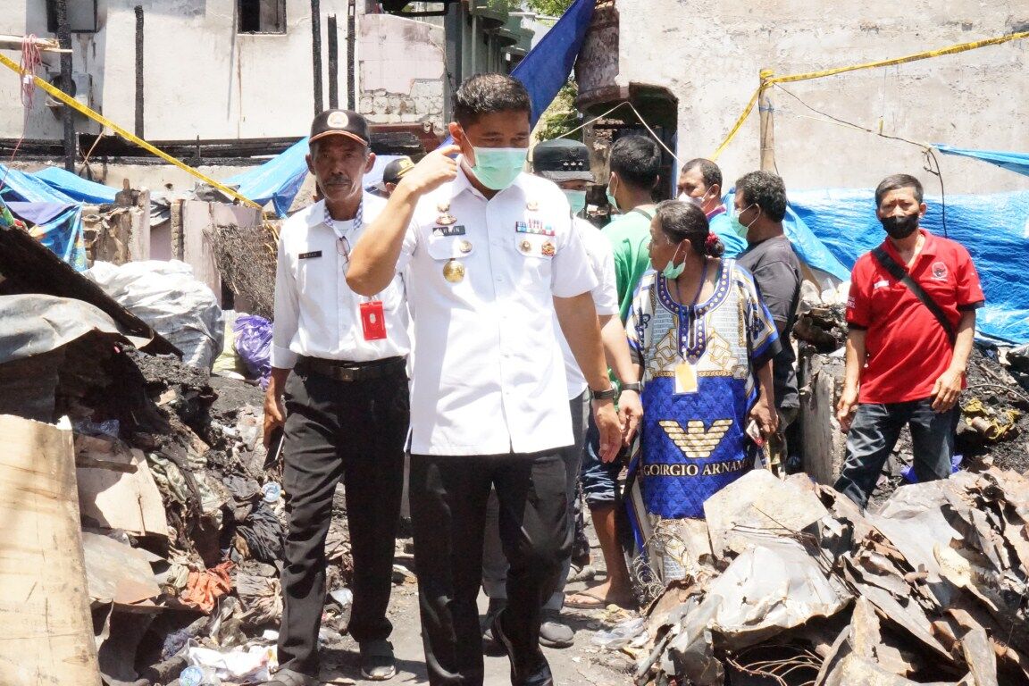 ist
KUNJUNGI--Pjs Wali Kota Makassar Andi Arwin Azis mengunjungi korban kebakaran di Jalan Laiya, Rabu (30/10).Arwin ingin mengetahui secara pasti seperti apa kondisi para warga korban kebakaran.
