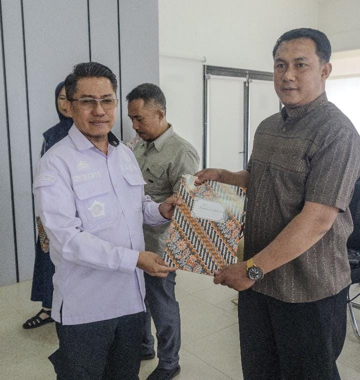 IST
KERJA SAMA -- Kadis Dukcapil Gowa, Edy Sucipto (kiri) menyerahkan dokumen perjanjian kerja sama dan nota kesepakatan pemanfaatan KIA kepada tiga mitra atau pelaku usaha. 