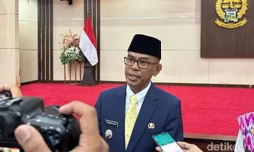 KETERANGAN -- Pj Bupati Takalar, Setiawan Aswad memberikan keterangan kepada wartawan terkait rencana pembayaran TPP kepada ASN Pemkab Takalar.
