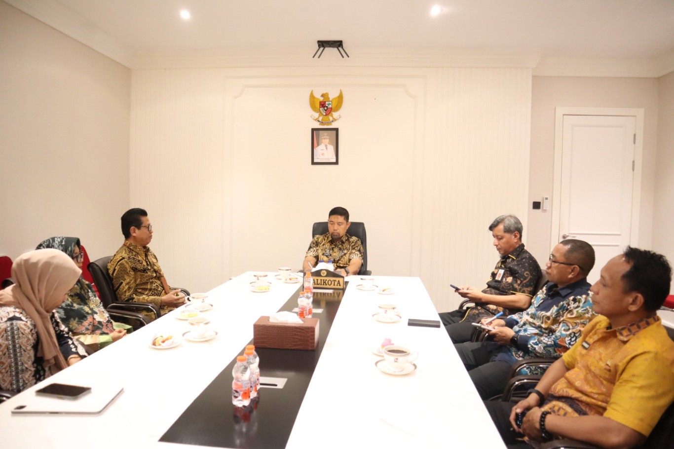 ist
BAHAS--Pjs  Wali Kota Makassar Andi Arwin Azis dan Wakil Rektor IV UNM, Prof Syahruddin membahas upaya pemberdayaan masyarakat di Pulau Lakkang, di Kantor Balai Kota Makassar,kemarin.
