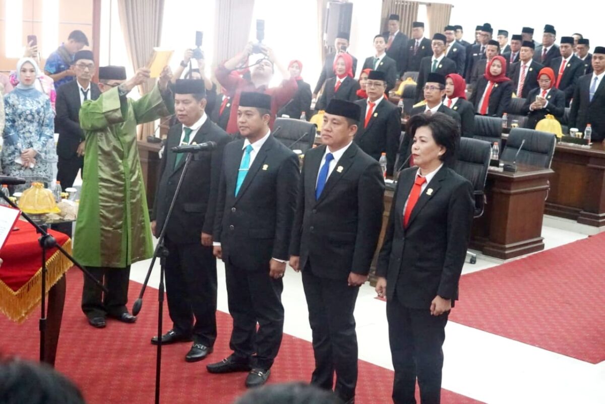 IST
LANTIK -- Ketua DPRD Gowa, Muh Ramli Sidik bersama tiga wakil ketua, masing-masing Hasrul A Rajab, Taufik, dan Tina Mawangi saat dilantik secara resmi oleh Ketua PN Gowa, Hasanuddin. 
