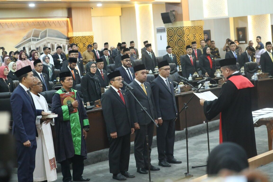 int
DILANTIK--Empat pimpinan DPRD Kota Makassar resmi dilantik dalam acara pengambilan sumpah/janji jabatan yang berlangsung di lantai 3 Ruang Rapat Paripurna, Kantor DPRD Kota Makassar, Jalan AP Petta Rani, Kota Makassar, Kamis (24/10).
