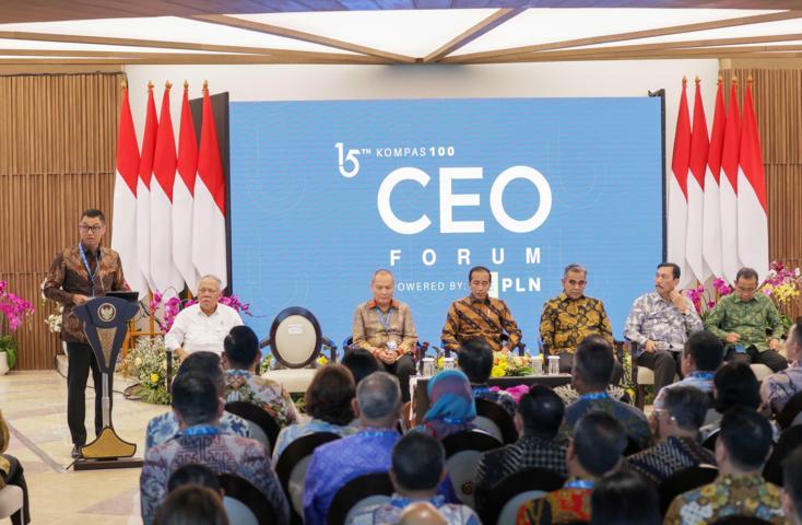 KILAS CAPAIAN -- Dirut PLN, Darmawan Prasodjo (kiri) mewakili ratusan CEO Perusahaan se-Indonesia, menyampaikan laporan bertema 'Kilas Capaian & Dukungan Program Berkelanjutan' yang turut dihadiri Presiden RI, Joko Widodo (tengah).