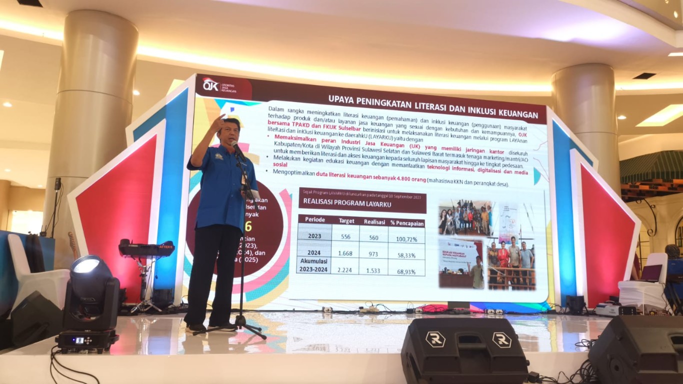 LITERASI KEUANGAN -- Kepala Kantor OJK Sulawesi Selatan dan Sulawesi Barat, Darwisman, menyampaikan literasi keuangan.
