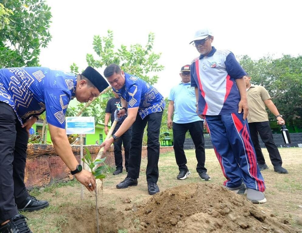 IST
MENANAM POHON -- Bupati Gowa, Adnan Purichta Ichsan bersama santri pengurus Ponpes Sulhas dan Kemenag menanam pohon bersama.
