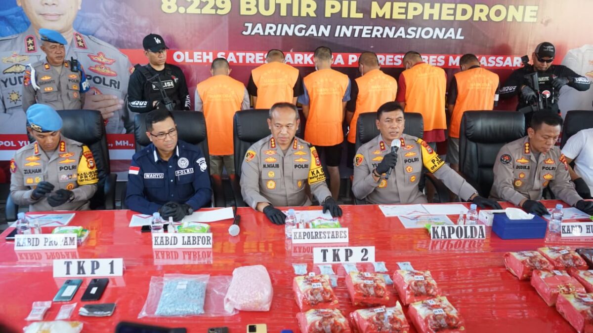 IST
NARKOBA INTERNASIONAL -- Kapolda Sulsel, Irjen Pol Yudhiawan (dua dari kiri) didampingi Kapolrestabes Makassar, Kombes Pol Mokhamad Ngajib, memberikan keterangan pengungkapan jaringan narkoba internasional melalui press release di Mapolrestabes Makassar. 
