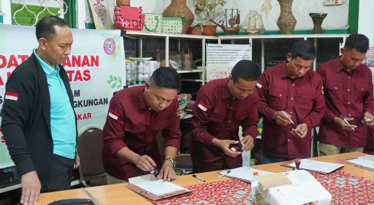 PAKTA INTEGRITAS -- GM KLGRC PT Semen Tonasa, Muh Akhdarisa menyaksikan penandatanganan pakta integritas Forum TJSL dari 11 desa dan kelurahan di sekitar perusahaan untuk mendukung program TJSL PT Semen Tonasa.