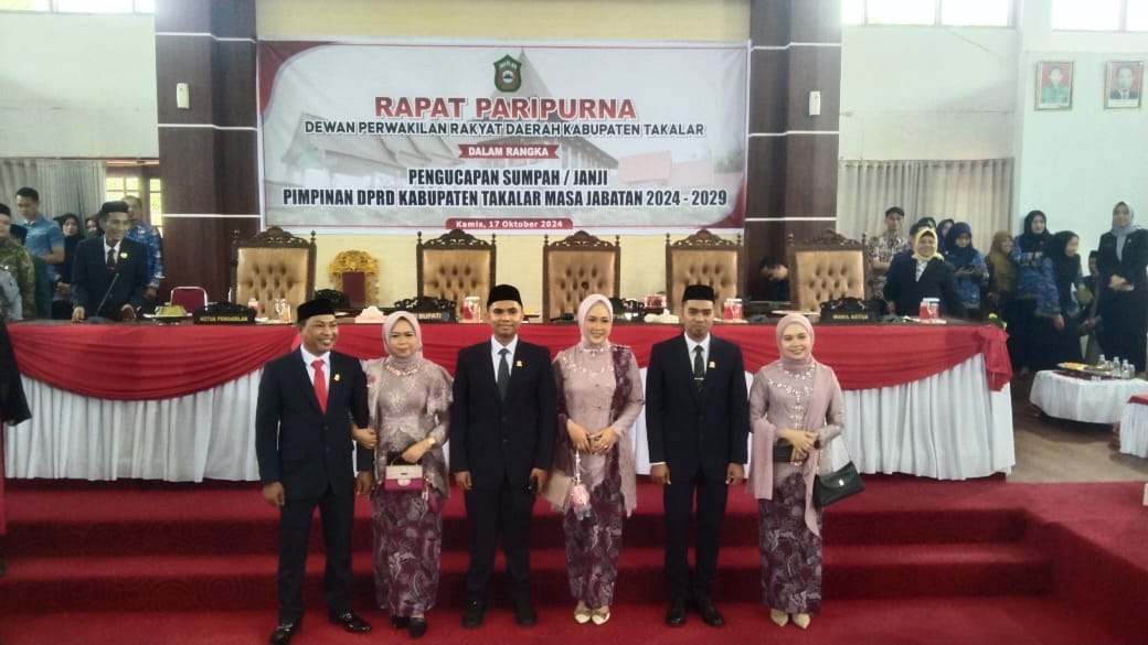 PELANTIKAN -- Ketiga Pimpinan DPRD Takalar bersama istri foto bersama usai menjalani pelantikan dan pengambilan sumpah jabatan.
