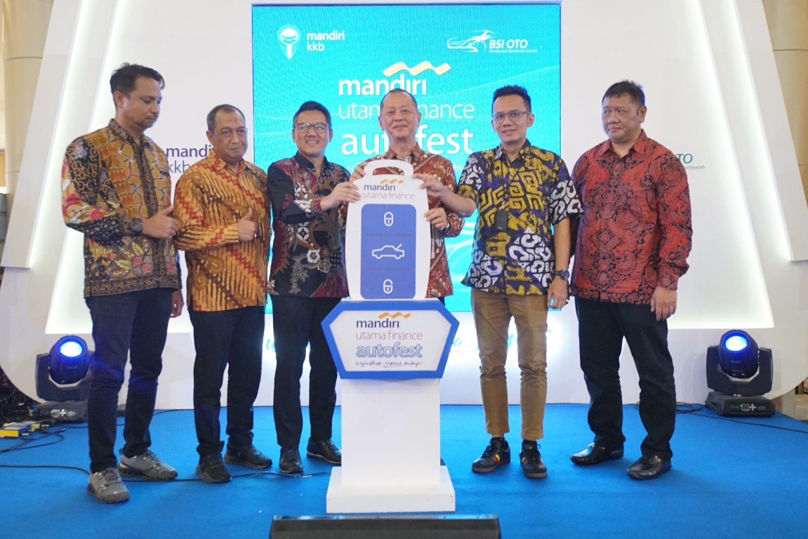 PEMBUKAAN -- Marketing SEVP MUF, Yanto Tjia (tengah) didampingi Regional Head Sulawesi MUF, Aris Toteles, Marketing Used Vehicle & Business Relationship SEVP,  ⁠Nugroho Budy Prasetyo, dan Sharia SEVP, 4. ⁠Judy Lesmana, melakukan proses pembukaan MUF Auto Fest 2024 di TSM Makassar, Rabu (9/10).
