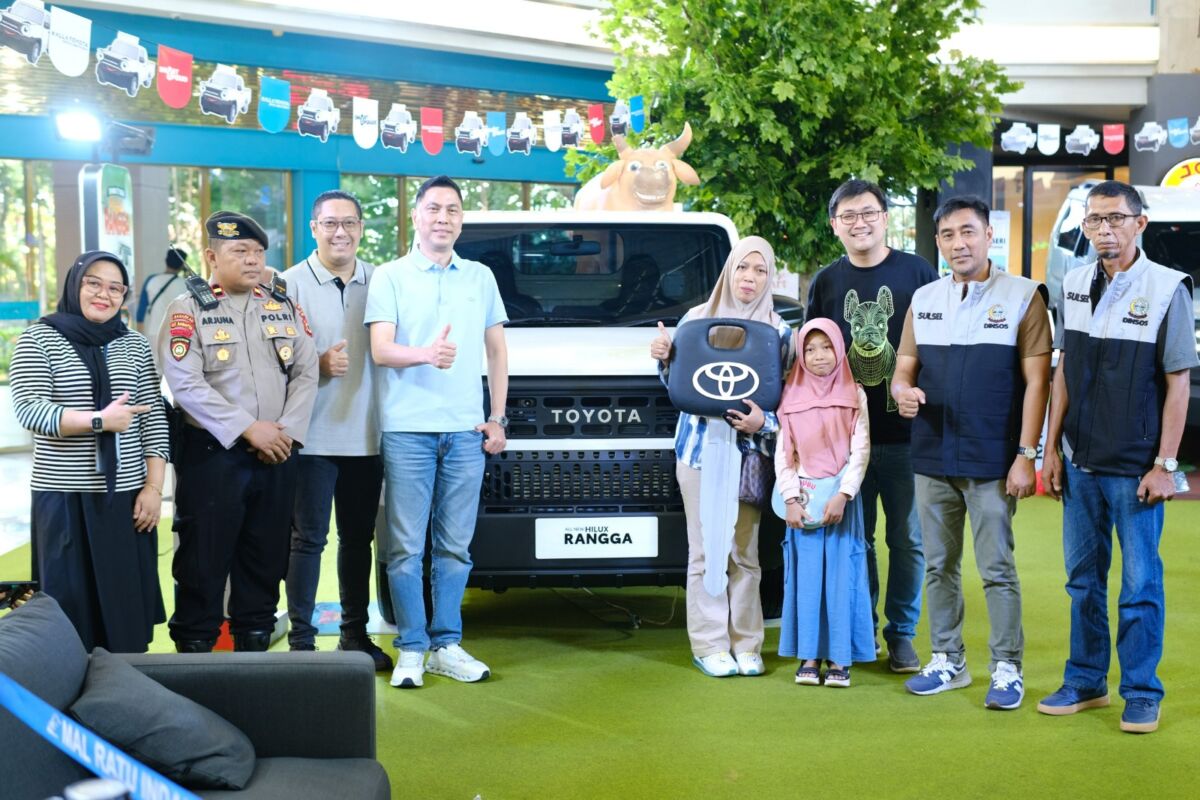 PEMENANG -- Hilda Ekayanti didampingi putrinya, Indira, mewakili suaminyam Suhardi, menerima hadiah grand prize dari Kalla Toyota berupa 1 unit Toyota Hilux Rangga.  
