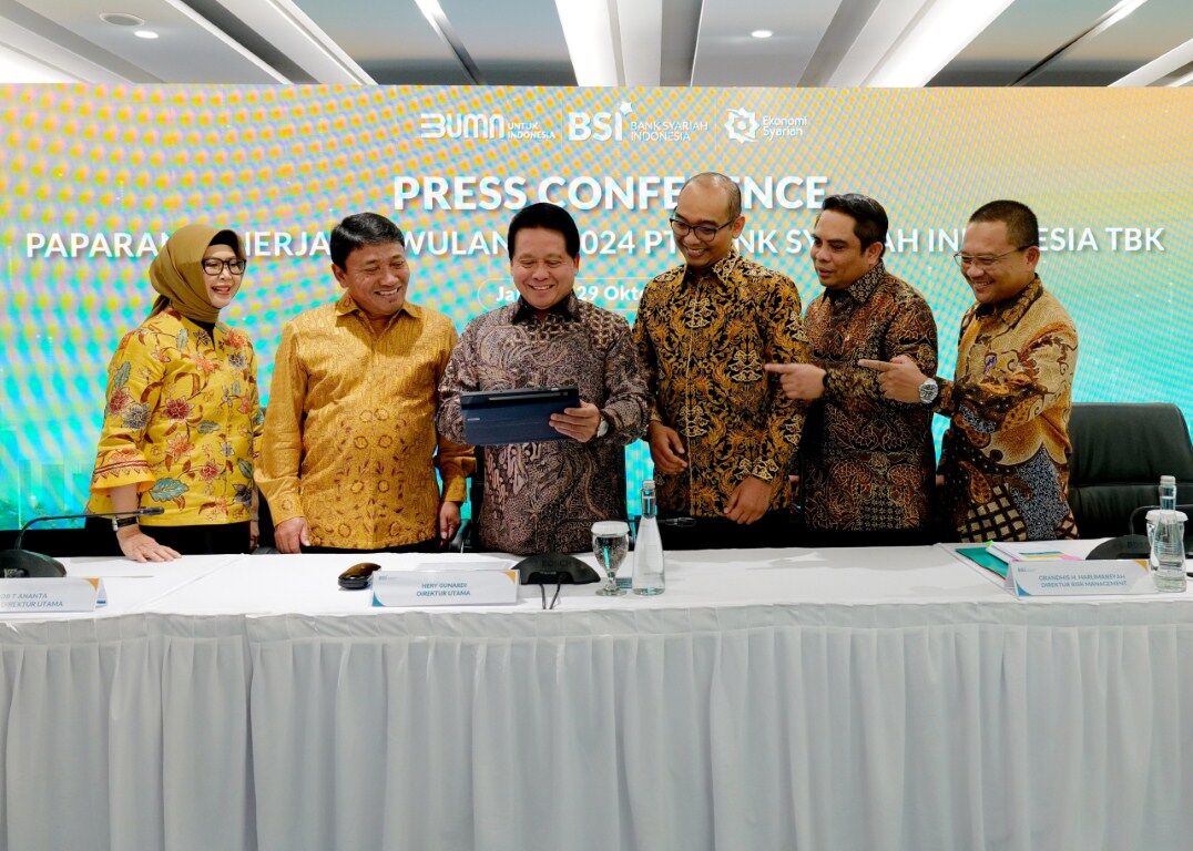 PENCAPAIAN -- Direktur Utama BSI, Hery Gunardi (tiga dari kiri) bersama tim manajemennya tersenyum bahagia usai memaparkan pencapaian kinerjanya pada triwulan III 2024, menjadikan BSI masuk dalam bank dengan pertumbuhan laba lebih tinggi dari rerata pertumbuhan industri perbankan nasional.
