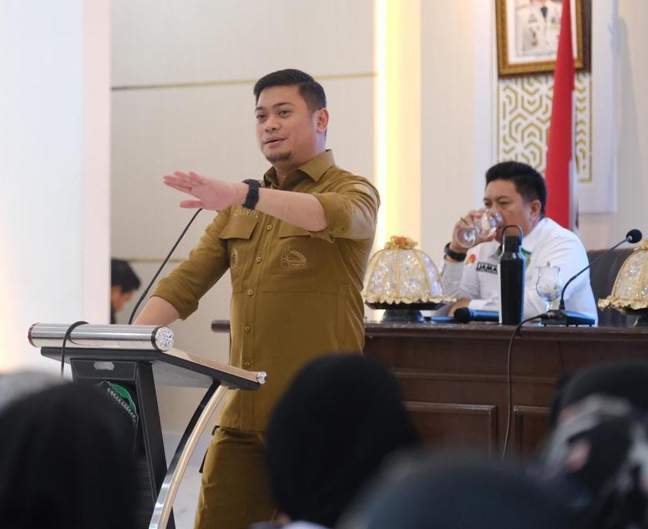 IST
PENDIDIKAN GRATIS -- Bupati Gowa, Adnan Purichta Ichsan, menjelaskan item-item larangan pungutan pada Program Pendidikan Gratis Pemkab Gowa di hadapan jajaran Kemenag Gowa. 
