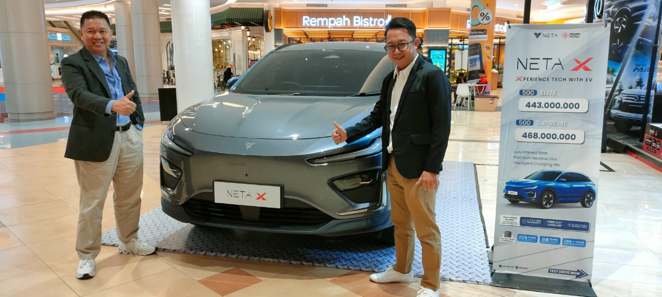 PENGENALAN -- Operation Director Tridaya Prisma Motor Makassar, Permana Razzy (kiri) didampingi Branch Manager Tridaya Prisma Motor Makassar, Siswanto Hadi Wibowo, saat mengenalkan varian NETA X, kepada wartawan, di TSM Makassar, Senin (14/10).

