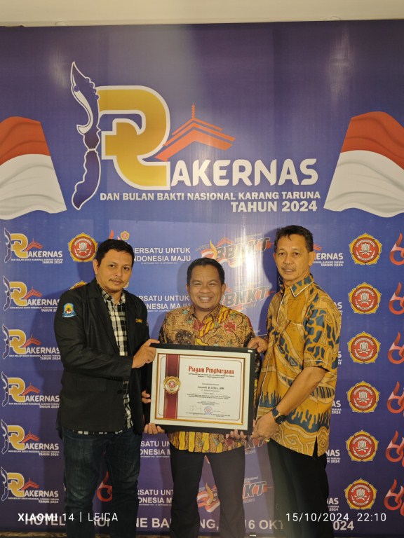 PENGHARGAAN -- Pj Bupati Jeneponto, Junaedi Bakri (tengah) sedang menerima penghargaan Satyalancana Aditya Karya Mahatva Yodha dalam acara BBKTN 2024.
