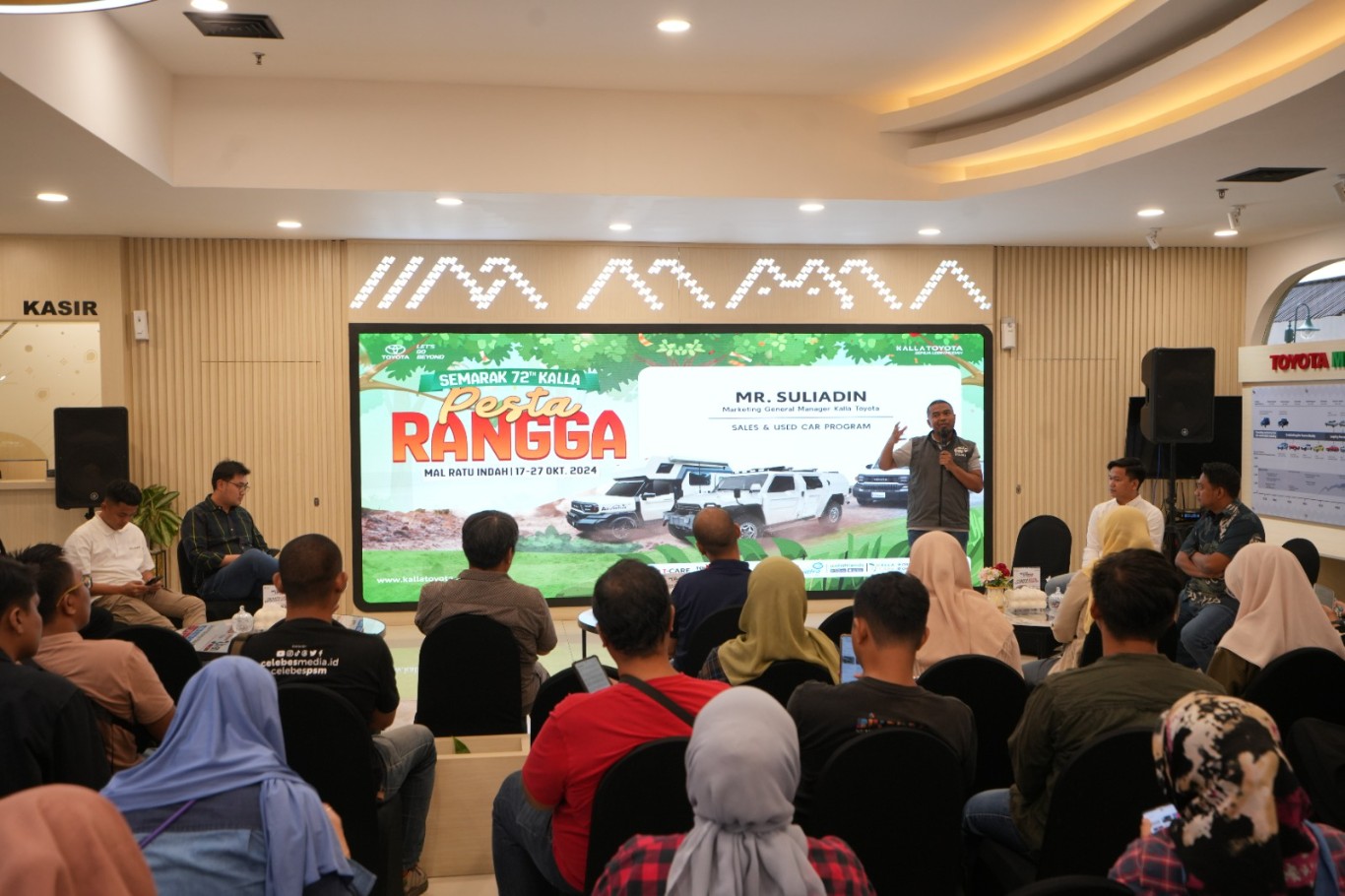 PESTA RANGGA -- Marketing General Manager Kalla Toyota, Suliadin, menjelaskan kepada wartawan tentang beragam keuntungan yang bakal dinikmati para pelanggan mobil Toyota pada gelaran acara Semarak 72 Kalla Pesta Rangga, di MaRI Makassar, Rabu (16/10).
