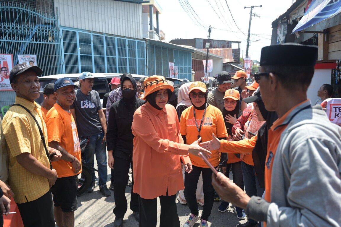 IST
MENYALAMI--Calon wali kota Makassar Indira Yusuf Ismail menyalami warga Rappokalling Kecamatan Tallo ketika datang berkunjung

