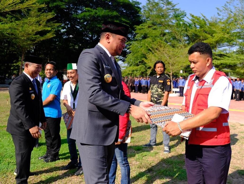 IST
PIAGAM PENGHARGAAN -- Bupati Gowa, Adnan Purichta Ichsan bersama Wabup Gowa, Abdul Rauf Malaganni menyerahkan piagam penghargaan kepada 13 OKP serta bantuan sembako untuk sejumlah pengurus panti asuhan. 
