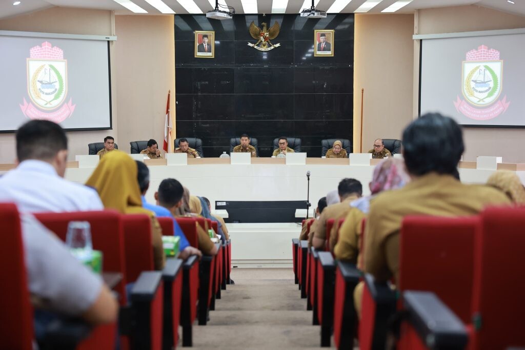 ist
PIMPIN--Pjs Wali Kota Makassar, Andi Arwin Azis memimpin Rapat Koordinasi (Rakor) peringatan HUT ke-417 Kota Makassar, Senin (21/10) di Ruang Pola Sipakatau Kantor Wali Kota Makassar. 
