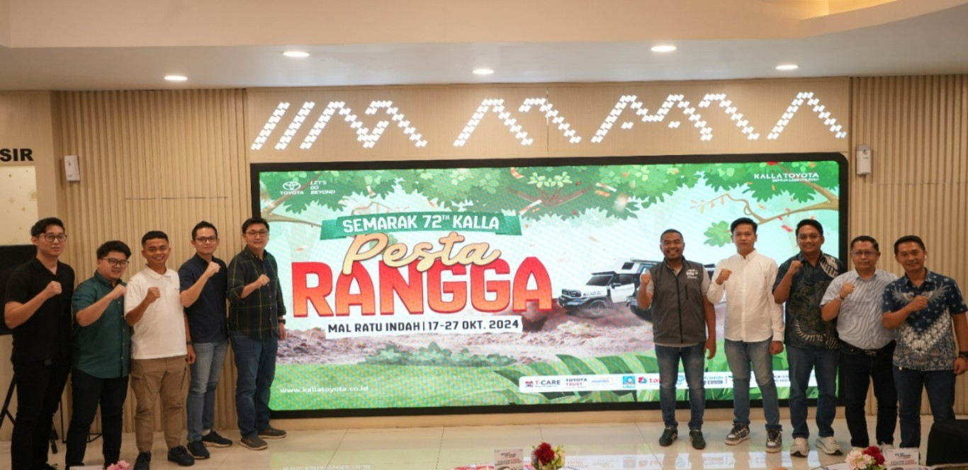 PELUNCURAN RANGGA -- Marketing General Manager Kalla Toyota, Suliadin (lima dari kanan) dan West Regional General Manager Kalla Toyota, Andyka Susanto (lima dari kiri) foto bersama para mitranya yang akan mendukung Semarak 72 Kalla Pesta Rangga sekaligus peluncuran Hilux Rangga hari ini.
