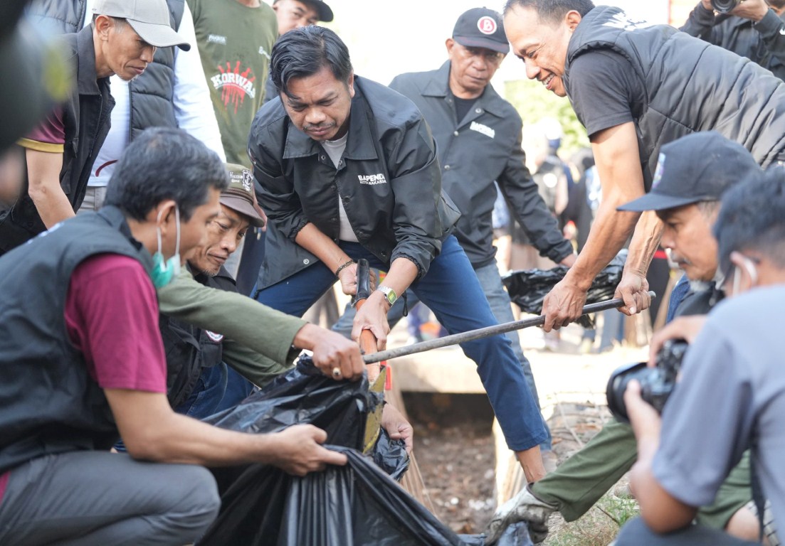 ist
SABTU BERSIH--Pj Sekkot Makassar, Firman Hamid Pagarra, bersama Badan Pendapatan Daerah (Bapenda) Kota Makassar menggelar kerja bakti bersama dalam program Sabtu Bersih di sekitar TPA Tamangapa dan Jalan AMD Borong Jambu.