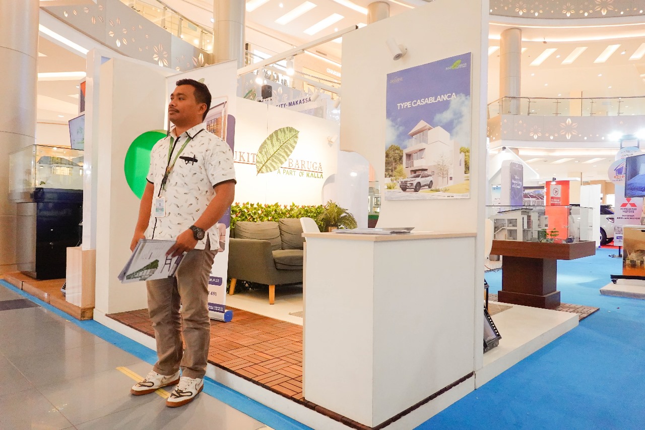 SAMBUT PENGUNJUNG -- Tim marketing Kalla Land (Bukit Baruga) siap menyambut dan memberikan penjelasan detail terkait beragam produk Bukit Baruga yang kini sedang dibangun dan dipasarkan.
